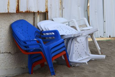 Kuzey İsrail 'de Akdeniz kıyısındaki bir şehir plajında bir sandalye duruyor. 
