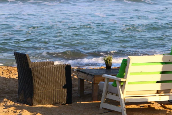 Uma Cadeira Fica Uma Praia Cidade Costa Mediterrânea Norte Israel — Fotografia de Stock