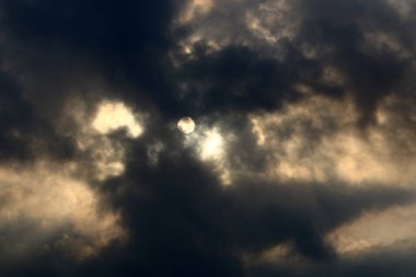 İsrail 'in kuzeyindeki Akdeniz üzerinde sabah gökyüzünde kara fırtına bulutları 