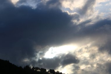 İsrail 'in kuzeyindeki Akdeniz üzerinde sabah gökyüzünde kara fırtına bulutları 