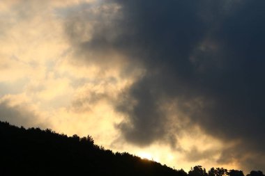 İsrail 'in kuzeyindeki Akdeniz üzerinde sabah gökyüzünde kara fırtına bulutları 