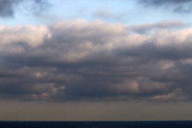 İsrail 'in kuzeyindeki Akdeniz üzerinde sabah gökyüzünde kara fırtına bulutları 