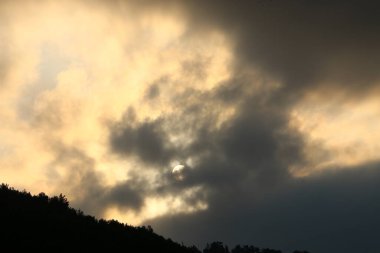 İsrail 'in kuzeyindeki Akdeniz üzerinde sabah gökyüzünde kara fırtına bulutları 