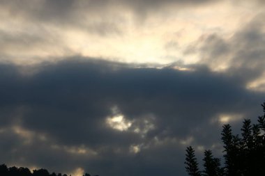 İsrail 'in kuzeyindeki Akdeniz üzerinde sabah gökyüzünde kara fırtına bulutları 