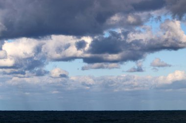 İsrail 'in kuzeyindeki Akdeniz üzerinde sabah gökyüzünde kara fırtına bulutları 