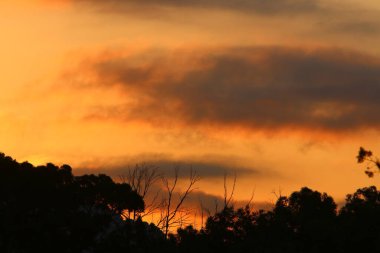 İsrail 'in kuzeyindeki Akdeniz üzerinde sabah gökyüzünde kara fırtına bulutları 