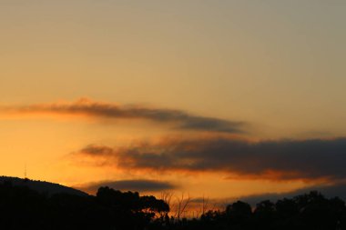 İsrail 'in kuzeyindeki Akdeniz üzerinde sabah gökyüzünde kara fırtına bulutları 