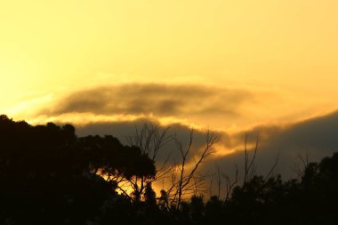 İsrail 'in kuzeyindeki Akdeniz üzerinde sabah gökyüzünde kara fırtına bulutları 