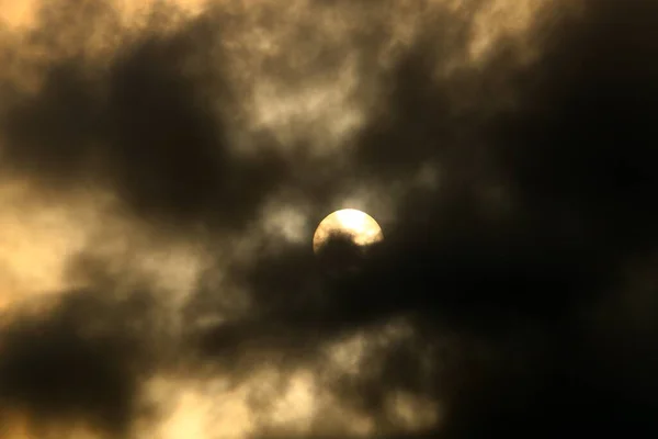 イスラエル北部の地中海上の朝の空の黒い嵐雲 — ストック写真