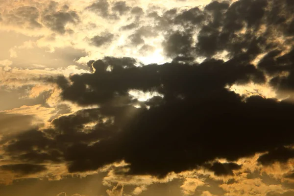 以色列北部地中海上空的晨空乌云 — 图库照片