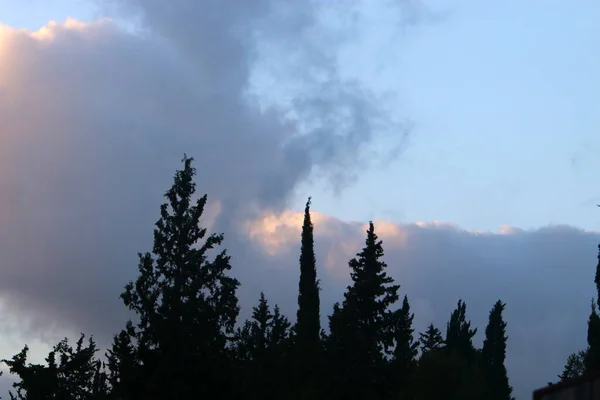 イスラエル北部の地中海上の朝の空の黒い嵐雲 — ストック写真
