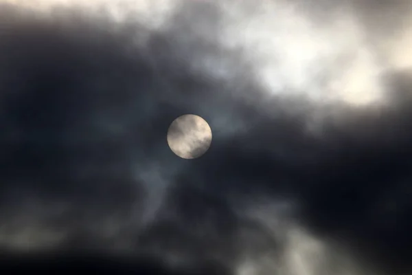 イスラエル北部の地中海上の朝の空の黒い嵐雲 — ストック写真