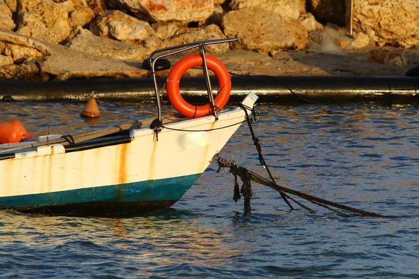 Gemi İsrail 'in kuzeyindeki Akko limanında demirli. 
