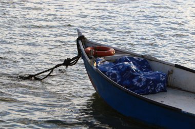 Gemi İsrail 'in kuzeyindeki Akko limanında demirli. 