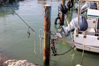 Gemi İsrail 'in kuzeyindeki Akko limanında demirli. 