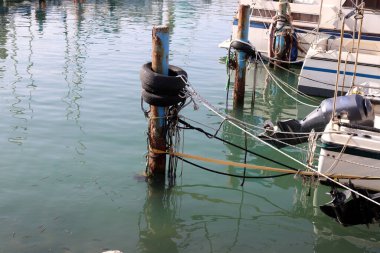 Gemi İsrail 'in kuzeyindeki Akko limanında demirli. 