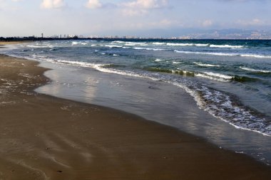 Kuzey İsrail 'de Akdeniz kıyısındaki kumsal. Çok sıcak ve kurak yazlar 
