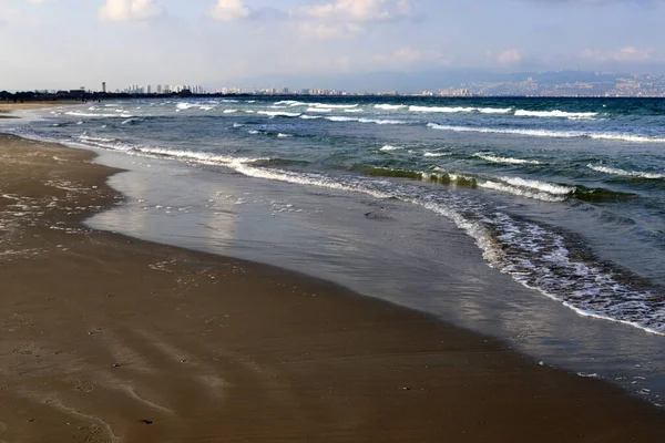 Kuzey İsrail 'de Akdeniz kıyısındaki kumsal. Çok sıcak ve kurak yazlar 