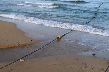 Kuzey İsrail 'de Akdeniz kıyısındaki kumsal. Çok sıcak ve kurak yazlar 
