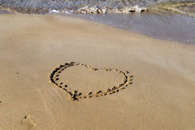 Kuzey İsrail 'de Akdeniz kıyısındaki kumsal. Çok sıcak ve kurak yazlar 