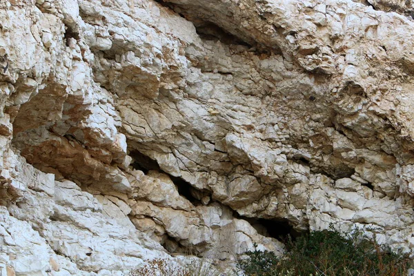 İsrail 'in kuzeyindeki dağlara yakın taş ve kaya dokusu 