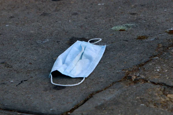 Máscara Médica Velho Sujo Encontra Parque Cidade Uma Grande Cidade — Fotografia de Stock