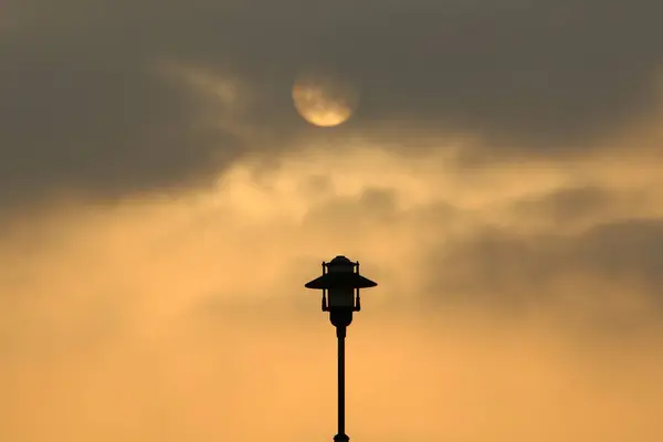 Glühende Sonne Vor Dem Hintergrund Eines Rot Bewölkten Himmels — Stockfoto