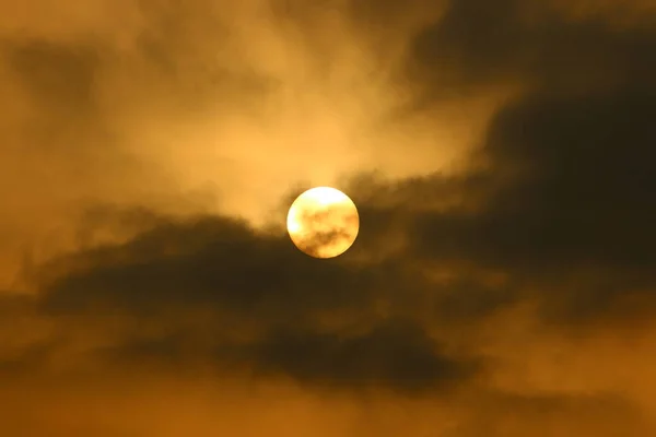 Раскалённое Солнце Фоне Красного Облачного Неба — стоковое фото