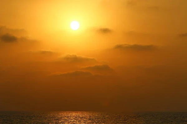 Sol Vermelho Quente Contra Fundo Céu Nublado Vermelho — Fotografia de Stock