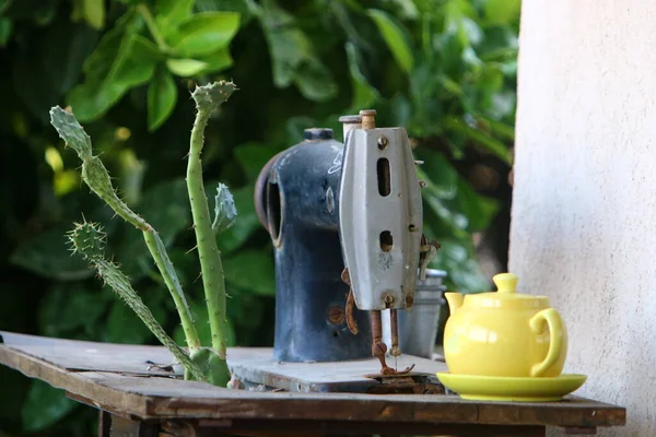 İsrail 'de bir müzede eski ve antika tarım makineleri ve aletleri 