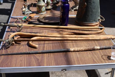 İsrail 'de bir müzede eski ve antika tarım makineleri ve aletleri 