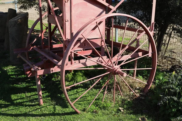 Παλιά Και Παλαιά Γεωργικά Μηχανήματα Και Εργαλεία Ένα Μουσείο Στο — Φωτογραφία Αρχείου
