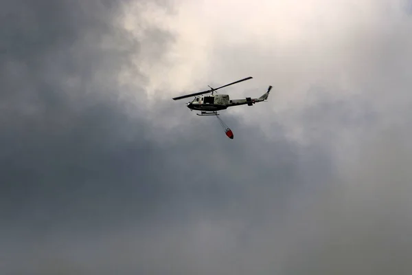 Ein Hubschrauber Der Vereinten Nationen Löscht Ein Feuer Der Israelisch — Stockfoto