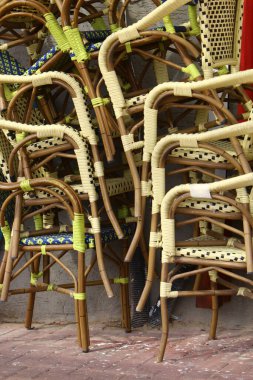 Covid-19 salgını sırasında kapalı olan, çalışmayan bir kafede sandalye ve masalar. 