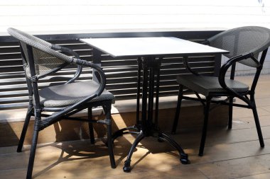 Covid-19 salgını sırasında kapalı olan, çalışmayan bir kafede sandalye ve masalar. 