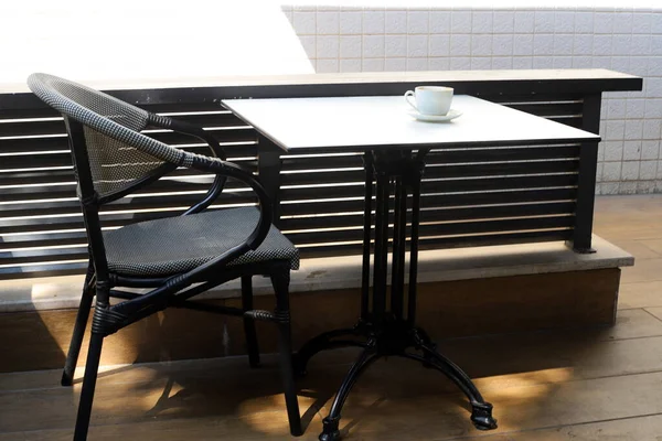 Covid Salgını Sırasında Kapalı Olan Çalışmayan Bir Kafede Sandalye Masalar — Stok fotoğraf
