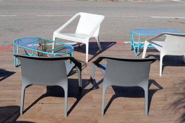 Covid-19 salgını sırasında kapalı olan, çalışmayan bir kafede sandalye ve masalar. 