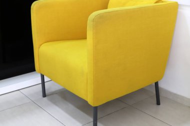 Covid-19 salgını sırasında kapalı olan, çalışmayan bir kafede sandalye ve masalar. 