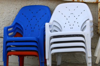 Covid-19 salgını sırasında kapalı olan, çalışmayan bir kafede sandalye ve masalar. 