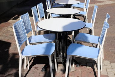 Covid-19 salgını sırasında kapalı olan, çalışmayan bir kafede sandalye ve masalar. 