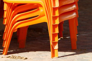 Covid-19 salgını sırasında kapalı olan, çalışmayan bir kafede sandalye ve masalar. 