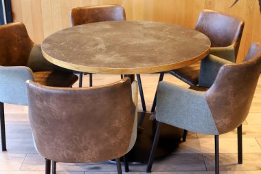 Covid-19 salgını sırasında kapalı olan, çalışmayan bir kafede sandalye ve masalar. 