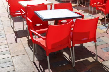 Covid-19 salgını sırasında kapalı olan, çalışmayan bir kafede sandalye ve masalar. 