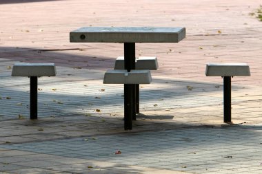 Covid-19 salgını sırasında kapalı olan, çalışmayan bir kafede sandalye ve masalar. 