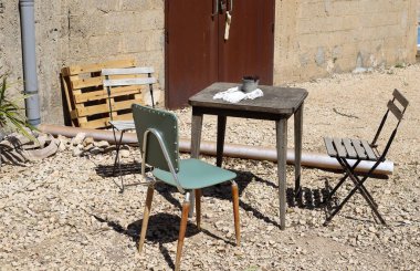 Covid-19 salgını sırasında kapalı olan, çalışmayan bir kafede sandalye ve masalar. 