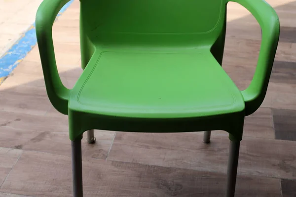 Covid Salgını Sırasında Kapalı Olan Çalışmayan Bir Kafede Sandalye Masalar — Stok fotoğraf