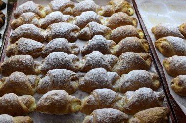 Ekmek ve fırın ürünleri İsrail 'de bir bakkalda satılıyor. 