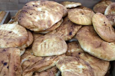 Ekmek ve fırın ürünleri İsrail 'de bir bakkalda satılıyor. 