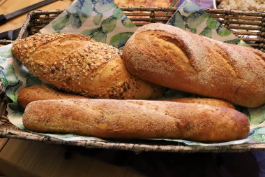 Ekmek ve fırın ürünleri İsrail 'de bir bakkalda satılıyor. 