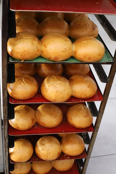 面包和烘焙食品在以色列的一家杂货店里出售 — 图库照片